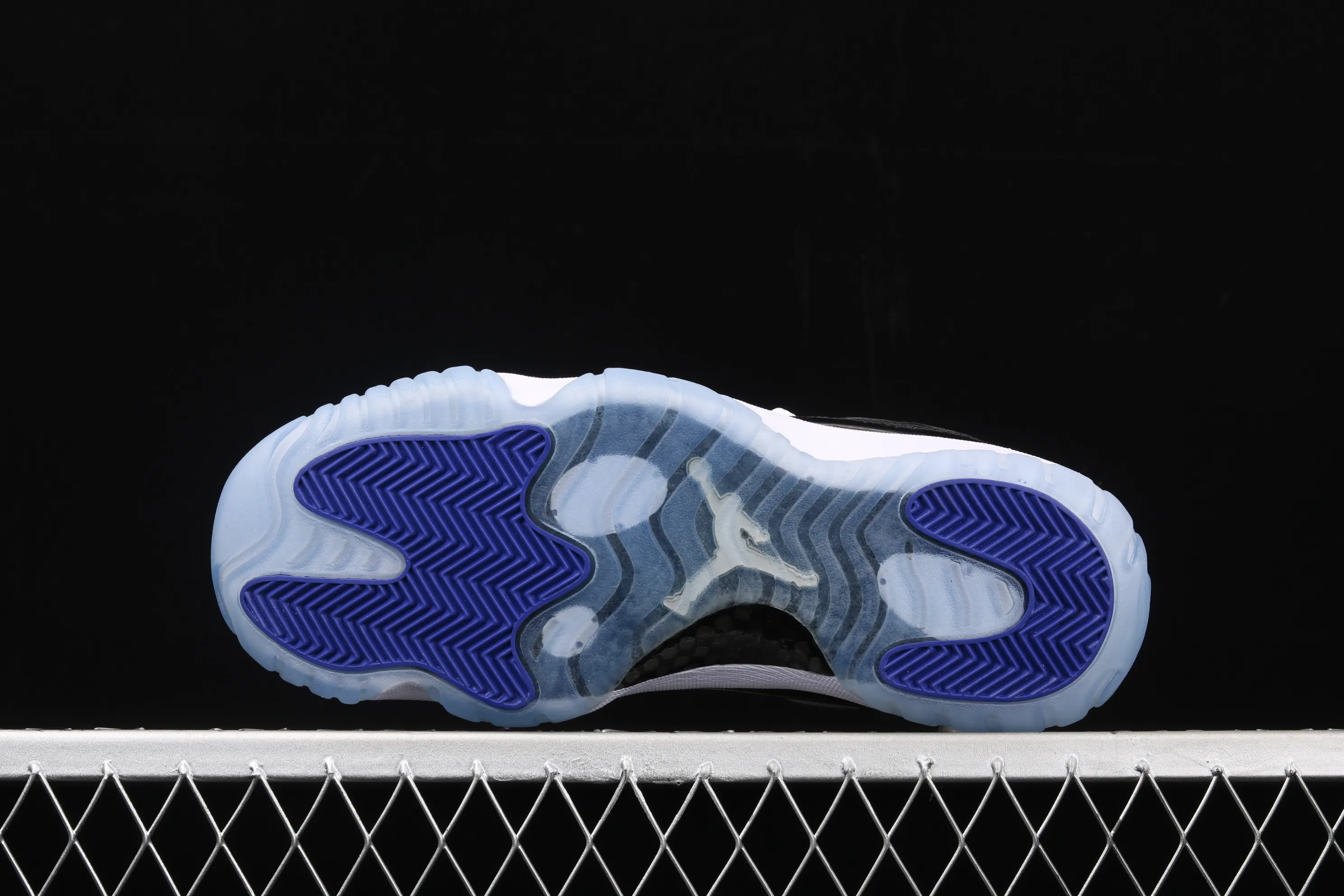 All categories Air Jordan Jordan series basketball shoes Air Jordan 11 X version Air Jordan 11 Low "Concord" AJ11 Joe 11 white and black genuine carbon 528895-153